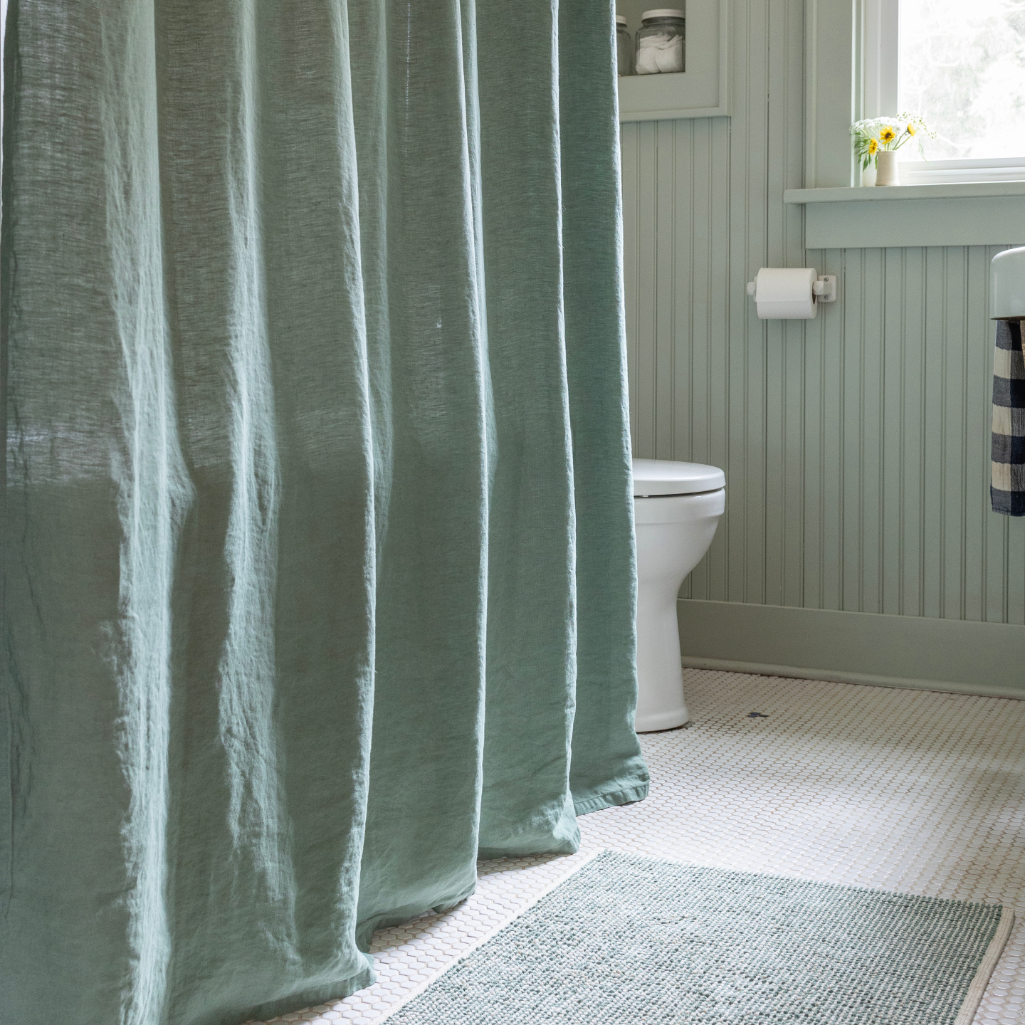 Green color scheme bathroom